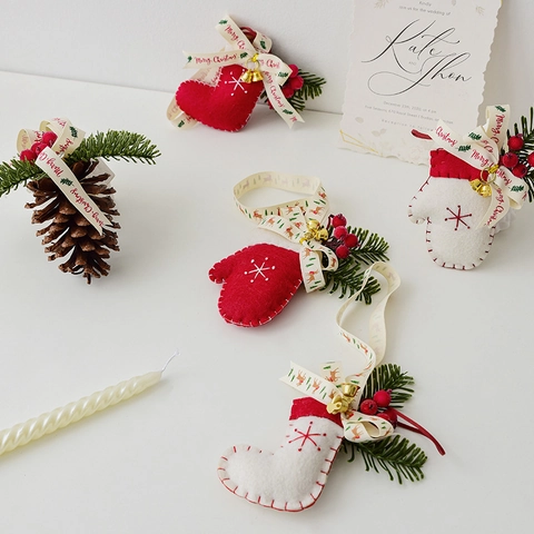 Ornements de Noël en Feutre Chaussettes Gants Pommes de Pin Avec Clochettes Ruban Joyeux Noël pour Décoration de Sapin de Noël Maison