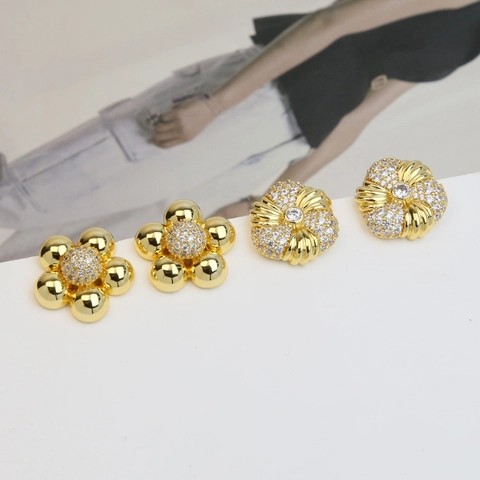 Creativi Orecchini a Lobo in Ottone Placcato Oro 18K a Forma di Fiore Con Strass per Donna Gioielli Minimalisti Stile Individuale