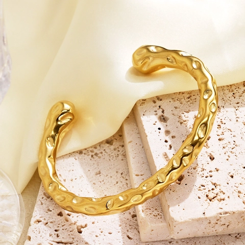 18K Vergulde Titanium Stalen Open Armband Onregelmatige Gehamerde Textuur C-Vorm Minimalistische Vintage Sieraden Voor Dames