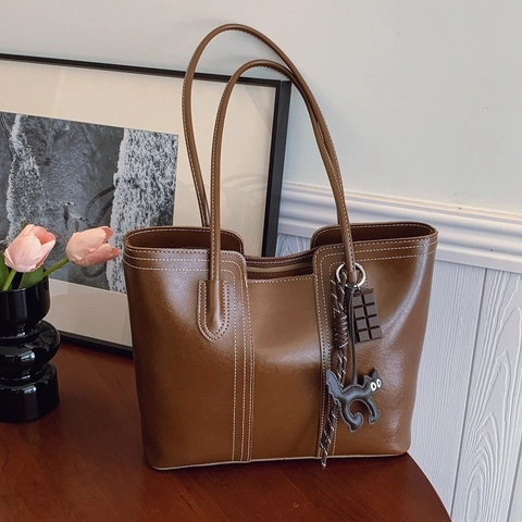 Grand Sac Fourre-Tout En Cuir PU Rétro Pour Femmes Grande Capacité Surpiqûres Contrastées Sac À Main Épaule Avec Pendentif Chat