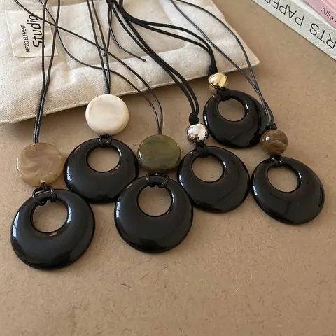 Collana Con Pendente A Cerchio Geometrico Perline In Resina Cordino In Ecopelle Lunga Retrò Minimalista Da Donna