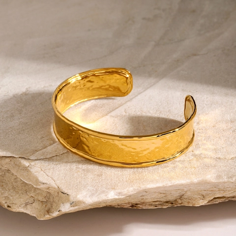 Französischer Retro 18K Vergoldet Edelstahl Breit Armreif Damen Hammerschlag Textur Offen Verstellbar Mode Schmuck