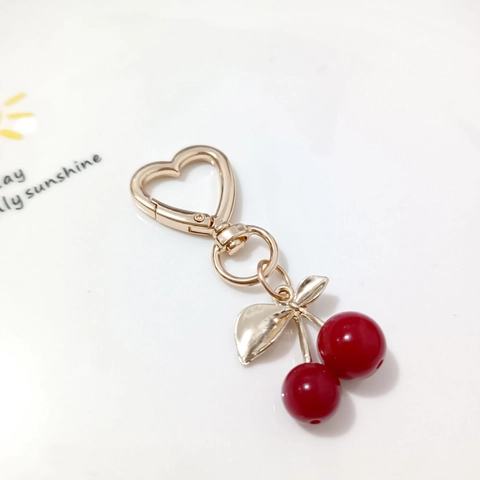 Llavero de Cereza Dulce Con Hojas de Metal Dorado Mosquetón de Corazón Aleación Resina Adorno para Bolso Colgante Estilo Coreano