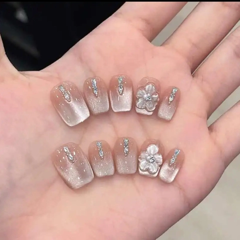Handgemaakte Press On Nagels Cat Eye Magnetisch 3D Bloem Steentjes Gradiënt Nude Roze Kort Vierkant Zoet Elegant Dames