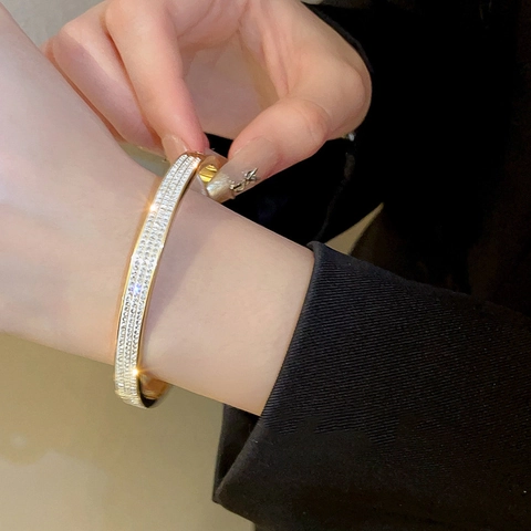 Elegante Bracciale Rigido in Acciaio al Titanio con Tre File di Strass per Donna Bracciale di Lusso Ovale Placcato Oro Rosa
