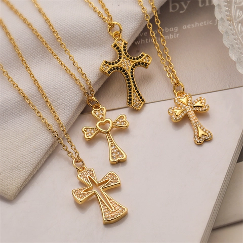 Collana con Pendente a Croce in Rame Placcato Oro 18K per Donna Elegante Croce con Cuore in Strass Micro Pave Gioielli Regalo
