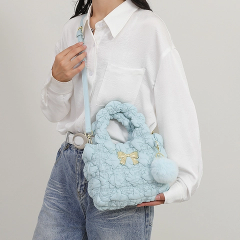 Bolso Nube De Nailon Acolchado Mujer Bolso De Hombro Plisado Con Lazo Dorado Y Pompón Bandolera Estilo Dumpling