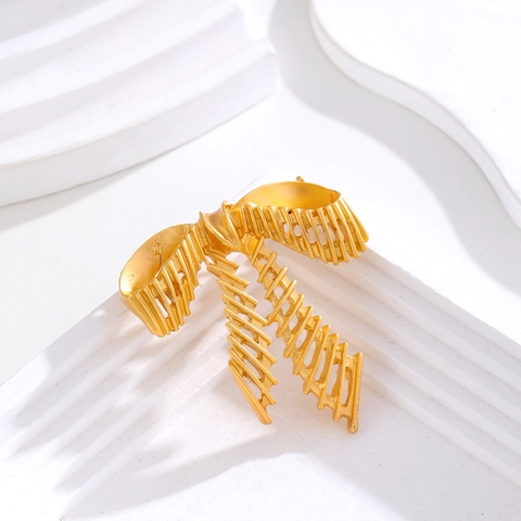 French Vintage Gold Plated Hollow Bowknot Brooch Zinc Alloy Electroplated Elegant Suit Pins Clothing Decoration Jewelry For Women