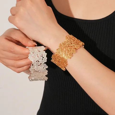 Manchet Armband Koper Opengewerkt Klavertje Bloem Patroon Brede Open Bangle Vintage Luxe Mode Sieraden Voor Vrouwen