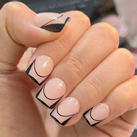 Künstliche Fingernägel Französischer Stil Schwarze Linien Kurze Quadratische Form Minimalistisch Glänzend Falsche Nägel Damen
