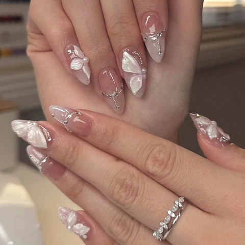 Unghie Finte Rosa Sfumato Con Farfalla 3D Strass Perla Artificial Forma Mandorla Stile Francese Unghie Artificiali