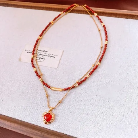 Vintage Zwelagige Halskette Rote Steinperlen 18K Vergoldeter Herzanhänger Eleganter Schmuck Für Damen