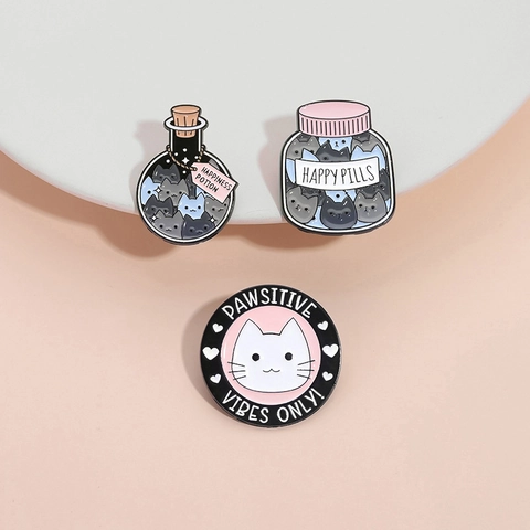 Set di Spille in Smalto con Gatto dei Cartoni Animati Happy Pills Happiness Potion Spilla in Lega di Zinco per Borse Vestiti Donna Uomo