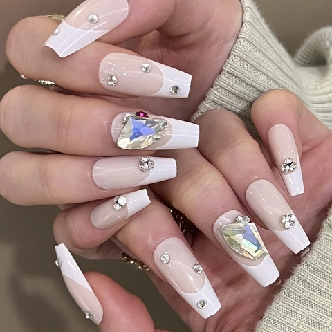 Unghie Finte Press On French Tip Forma Di Bara Lunga Elegante Rosa Nude Con Strass E Cristalli Per Donne