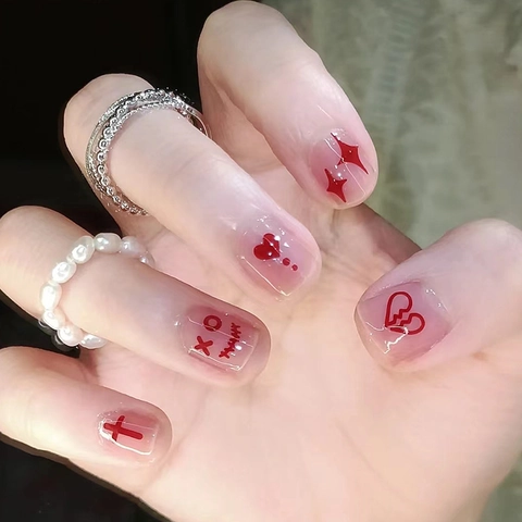 Uñas Postizas Cortas Ovaladas Corazones Rojos Graffiti XO Corazón Roto Estrella Cruz Patrones Uñas Removibles Para Mujeres Estilo Dulce