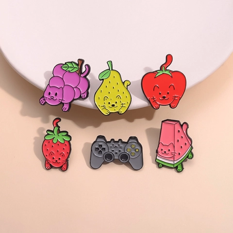 Mignonnes Broches en Émail Chat Fruit en Alliage de Zinc Fraise Pastèque Poire Raisin Manette de Jeu Broche de Revers pour Décoration de Vêtements