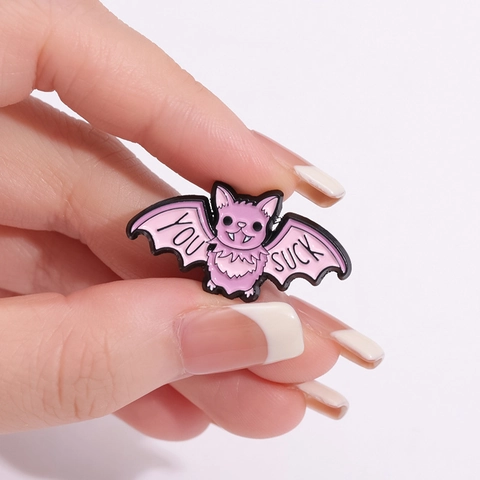 Grappige Vleermuis Emaille Pin Legering Broche Roze Paars You Suck Slogan Revers Badge Gotisch Halloween Cadeau