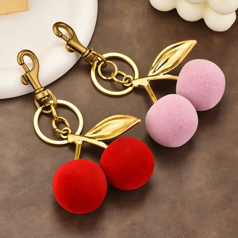 Porte-Clés Créatif Cerise Flocage Pour Femmes Pendentif de Sac en Alliage Doré avec Feuille Texture Velours Cadeau
