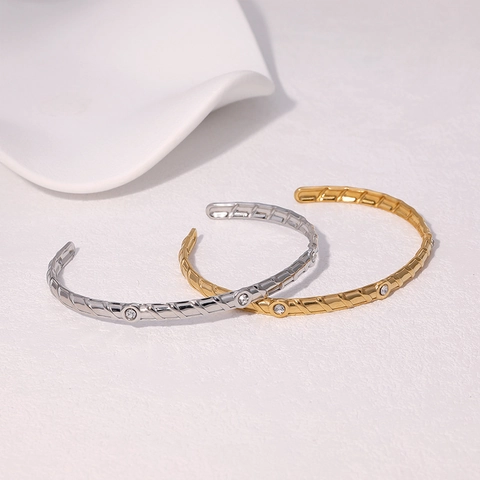 Brazalete Abierto De Acero Inoxidable Chapado En Oro De 18K Textura En Espiral Joyería De Moda Minimalista Con Circonio