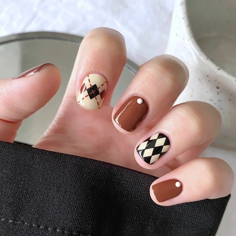 Press On Nails Square Shape Mocha Brown Checkboard Pattern Artificial Pearl Decor Vintage Glossy Resin False Nail Tips For Women