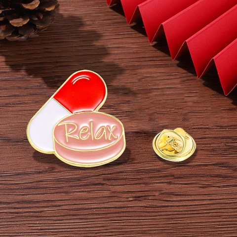 Original Creative Pill Capsule Shape Alloy Enamel Brooch Pin Cute Cartoon Medical Letter Badge For Clothing Bag Decor Gift