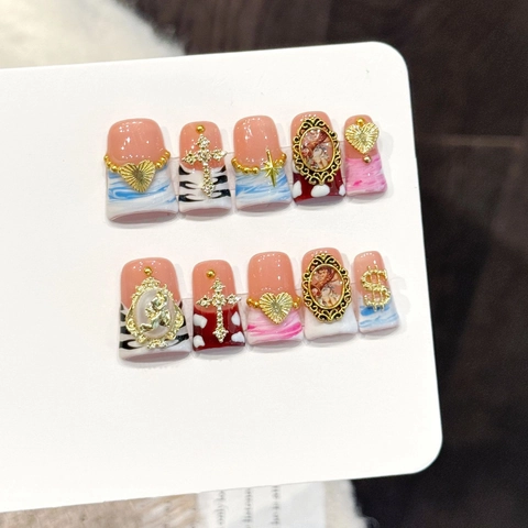 Uñas Postizas Barrocas Hechas A Mano Emblemas Dorados 3D Cruz Retrato Corazón Vintage Uñas Artificiales Reutilizables Mujeres