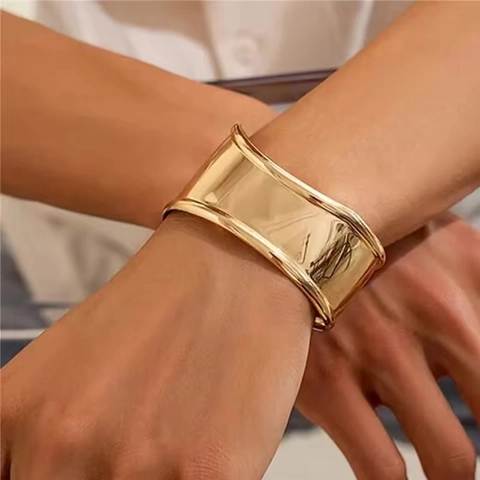 Bracciale A Polsino Largo Placcato Oro 18K Acciaio Inossidabile Ondulato Aperto Lucidato A Specchio Ipoallergenico Donne