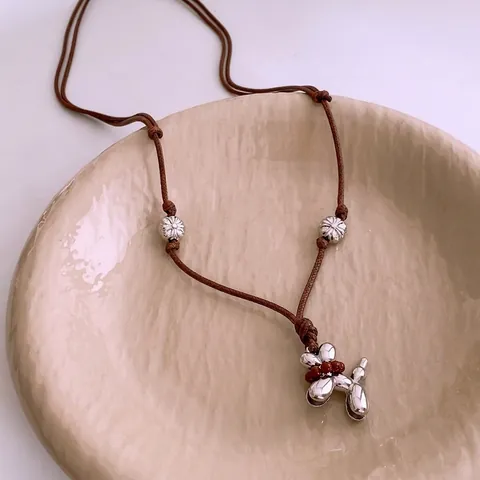 Collier Pendentif Chiot Artistique Avec Corde De Cire Alliage Métal Chien Sculptural Perle Charme Longue Chaîne Pull Femmes
