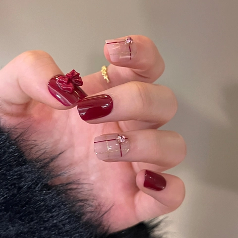 Uñas Postizas Color Vino Con Lazo De Resina Brillantes Rosas Y Diseño De Cuadros Blancos Cortas Cuadradas Brillantes Mujer