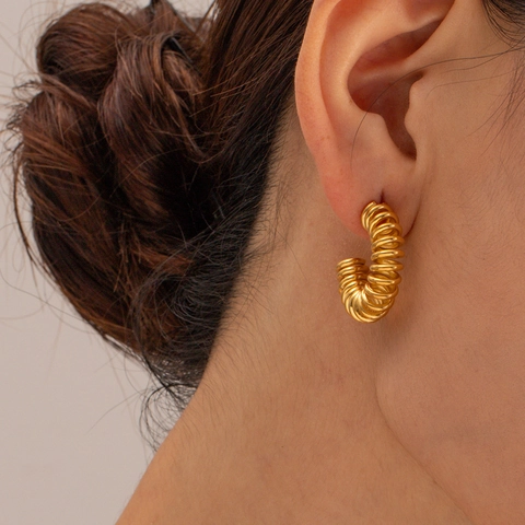 Boucles d'Oreilles Créoles en Acier Inoxydable Plaquées Or 18K en Spirale pour Femmes Bijoux Personnalisés en Forme de C Géométrique