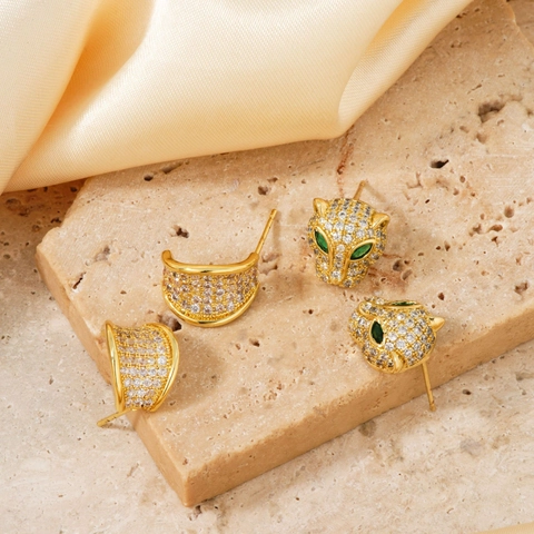 Orecchini a Bottone in Strass Micro Pave di Lusso per Donna Gioielli Geometrici Curvi e a Testa di Leopardo Placcati in Oro