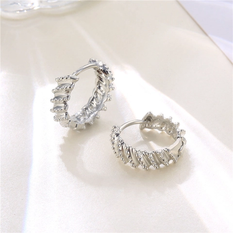 Kupfer Verdrehte Creolen Mit Silberohrstecker 18K Vergoldet Minimalistischer Geometrischer Schmuck Für Damen