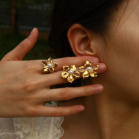 Vintage Stainless Steel Flower Artificial Pearl Jewelry Set For Women 18K Gold Plated Floral Earrings And Adjustable Open Ring