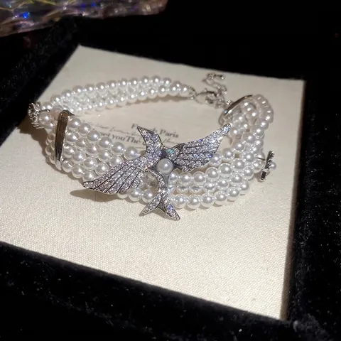 Multi Layer Künstliche Perlenarmband Mit Zirkon Vogel Anhänger Silberfarbenes Kupfer Verstellbare Verlängerungskette Französischer Vintage Stil Damen