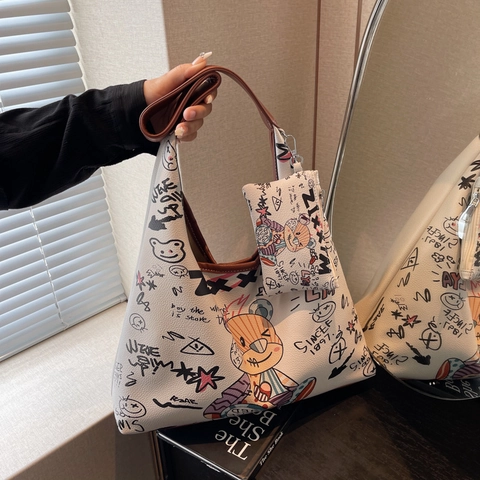 Sac À Épaule Pour Femmes En Cuir PU Imprimé Graffiti Ours Dessin Animé Grand Cabas Style De Rue Avec Porte Monnaie Assorti