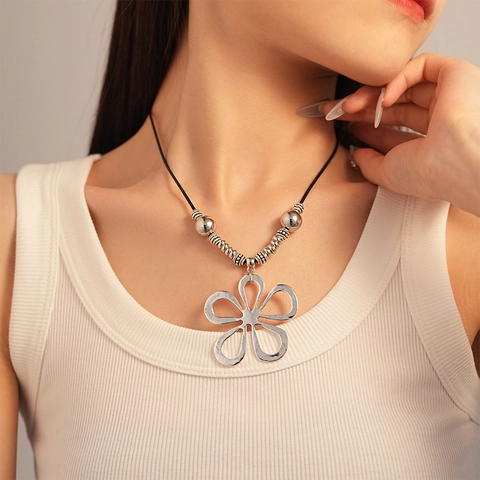 Collana Con Ciondolo A Fiore Cavo Lega Tono Argento Vintage Catena Maglione Geometrica Con Cordino In Cera Nero Per Donna