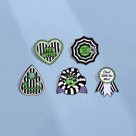 Gothische Emaille Broche Set Beetlejuice Stijl Zwart Wit Gestreepte Hart Roos Spinnenweb Speld Voor Kleding Rugzak Decoratie