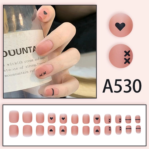 Matte Nude Pink Press On Nägel Mit Schwarzen Herz Kreuz Linien Mustern Süß Cool Minimalistisch Falsche Nägel