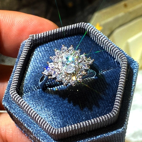 Elegante Bloem Cluster Ring Voor Vrouwen Koper Zirkoon Ovalen Hoofdsteen Zonnebloem Ontwerp Luxe Verloving Bruiloft Sieraden Zilverkleur