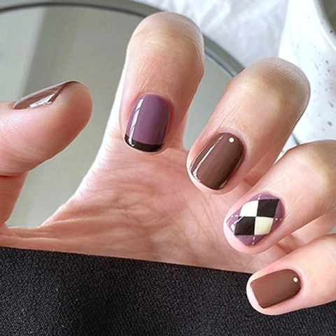 Unghie Finte Corte Lucide Motivo Rombi Vintage Viola Marrone Caramello Eleganti Unghie Artificiali Per Donna