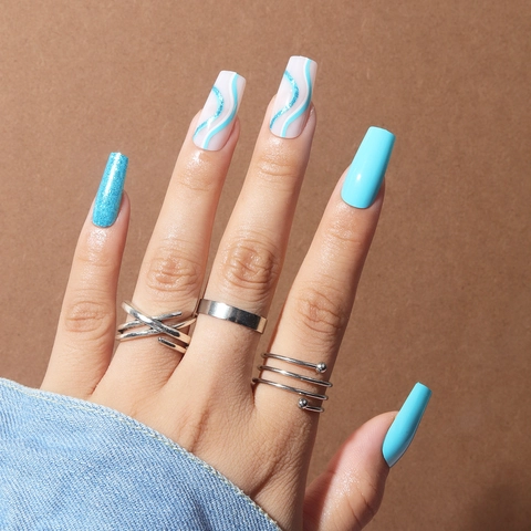 Unghie Finte Blu Cielo Con Glitter Forma Trapezoidale Lunga Unghie A Pressione Con Linee Ondulate Manicure Elegante Per Donne
