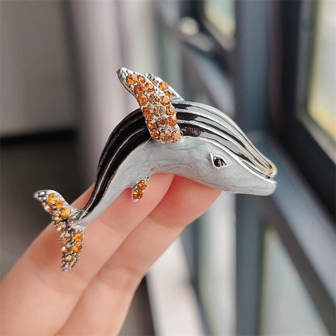 Spilla a Forma di Balena e Delfino in Lega di Zinco Smaltata con Strass Intarsiati Accessorio per Gioielli Unisex