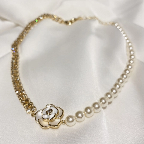 Collana Con Ciondolo A Camelia In Künstliche Perle E Strass Asimmetrica Francese Elegante Placcata In Oro Gioielli Con Fiori Lusso