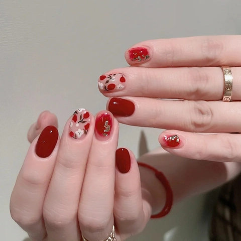 Elegante Rote Tulpen Künstliche Nägel Kurz Quadratisch Aufklebbare Nägel Glänzend Blumendesign Mit Goldfolie Für Damen