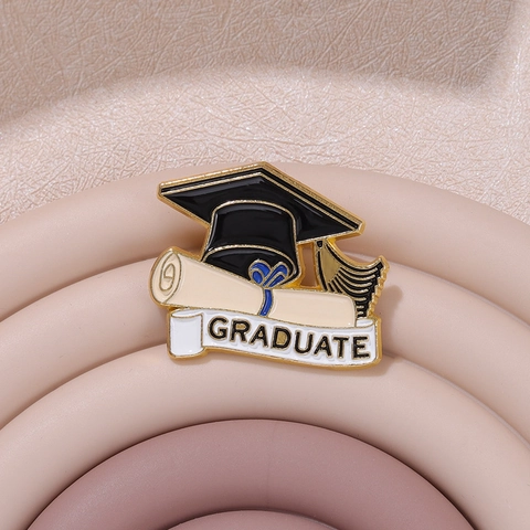 Spilla a Forma di Tocco in Lega e Smalto con Pergamena Graduate Souvenir Distintivo per Vestiti Borsa Cappello Accessori
