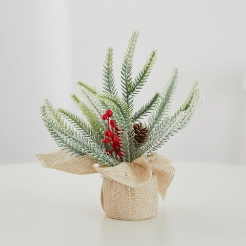Mini Sapin De Noël Artificiel PE Neige Flocage Pommes De Pin Baies Rouges Base En Toile De Jute Décoration Table
