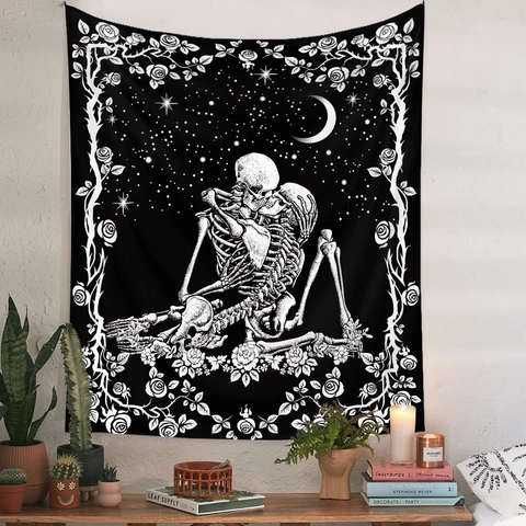 Arazzo Gotico Teschio Baciante Da Parete Poliestere Nero Bianco Amanti Scheletro Rosa Floreale Luna Stelle Boho