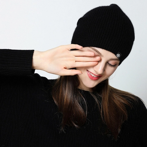Gorro de Punto de Lana 100% Minimalista para Mujer Color Sólido Gorro de Pescador Cálido de Invierno con Etiqueta Decorativa