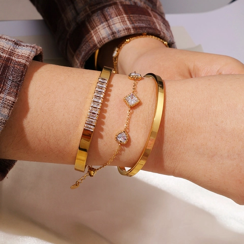 Elegantes Damen Vergoldetes Edelstahl Armband Mit Herz Und Quadratischem Zirkon Geometrischer Schmuck Accessoire