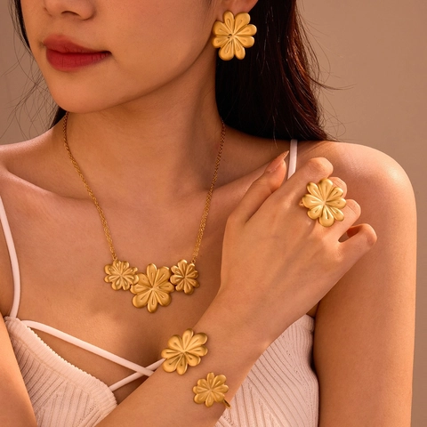 Dames Mode Roestvrij Staal Geborsteld Bloemblad Sieradenset Halsketting Armband Oorbellen Ring Goud Bloemen Sieraden 18K Verguld